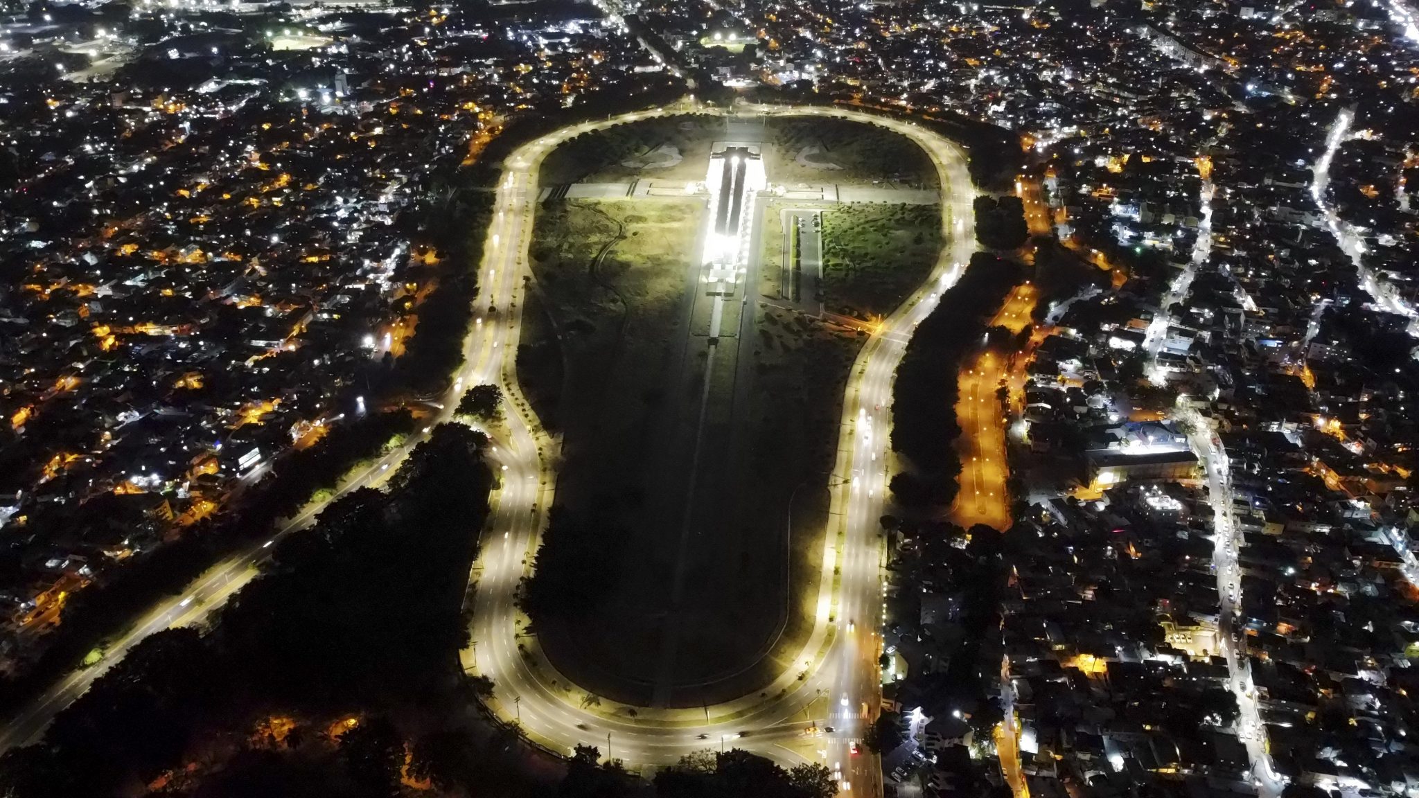 EDEEste ilumina las inmediaciones del monumento Faro a Colón Empresa