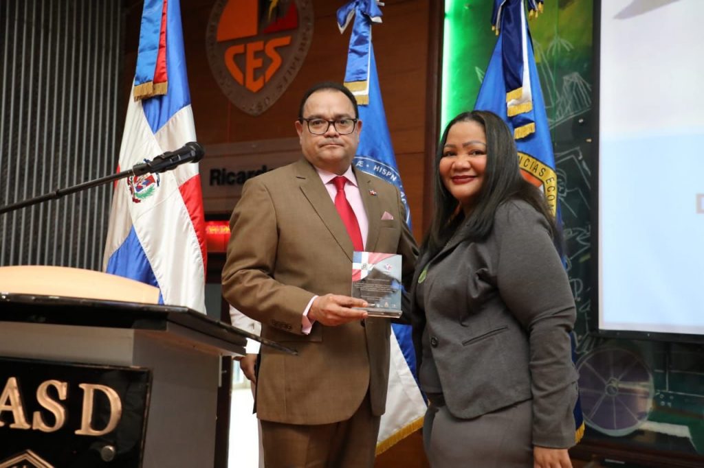 Gerente General de EDEESTE recibe premio  de Organizaciones Sociales por su loable Gestión