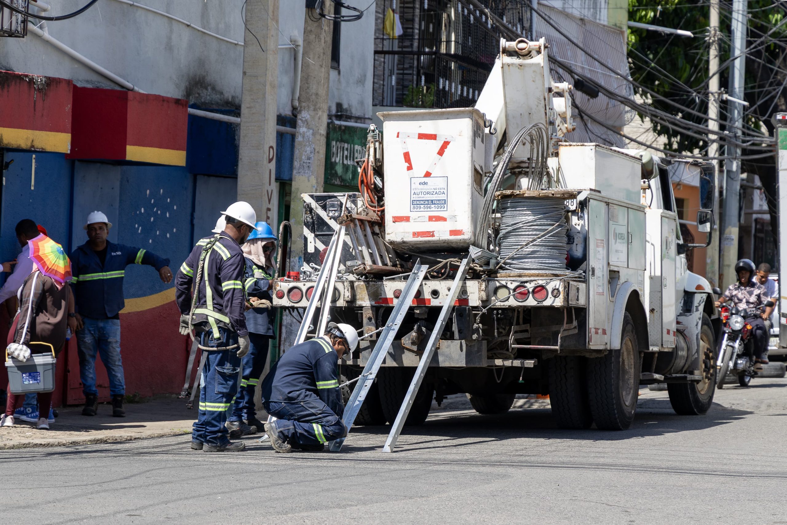 EDEEste trabaja para normalizar servicio eléctrico en sectores del circuito 9 de Capotillo