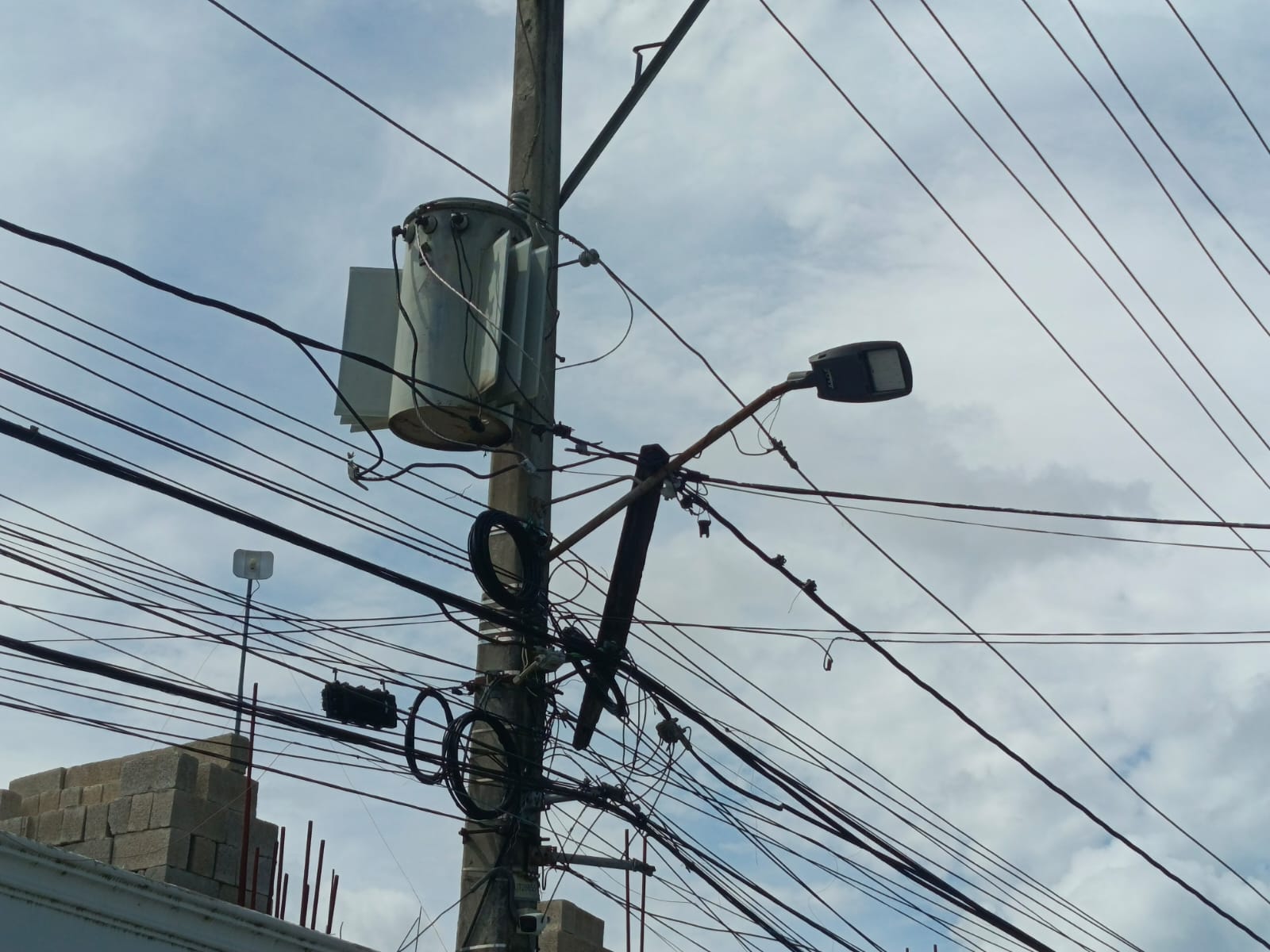 Reparan fase X3 de transformador de 100 kVA en el sector La Javilla, Hato Mayor