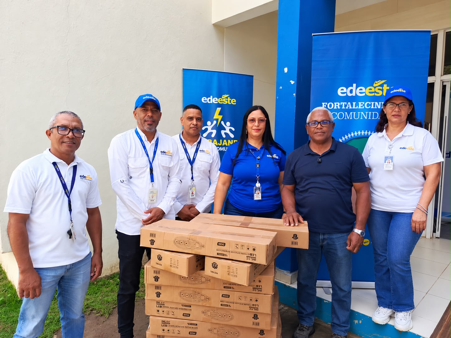 EDE Esta entrega lámparas al Ayuntamiento de Sabana de la Mar como parte del programa «EDE Este en tu Comunidad»