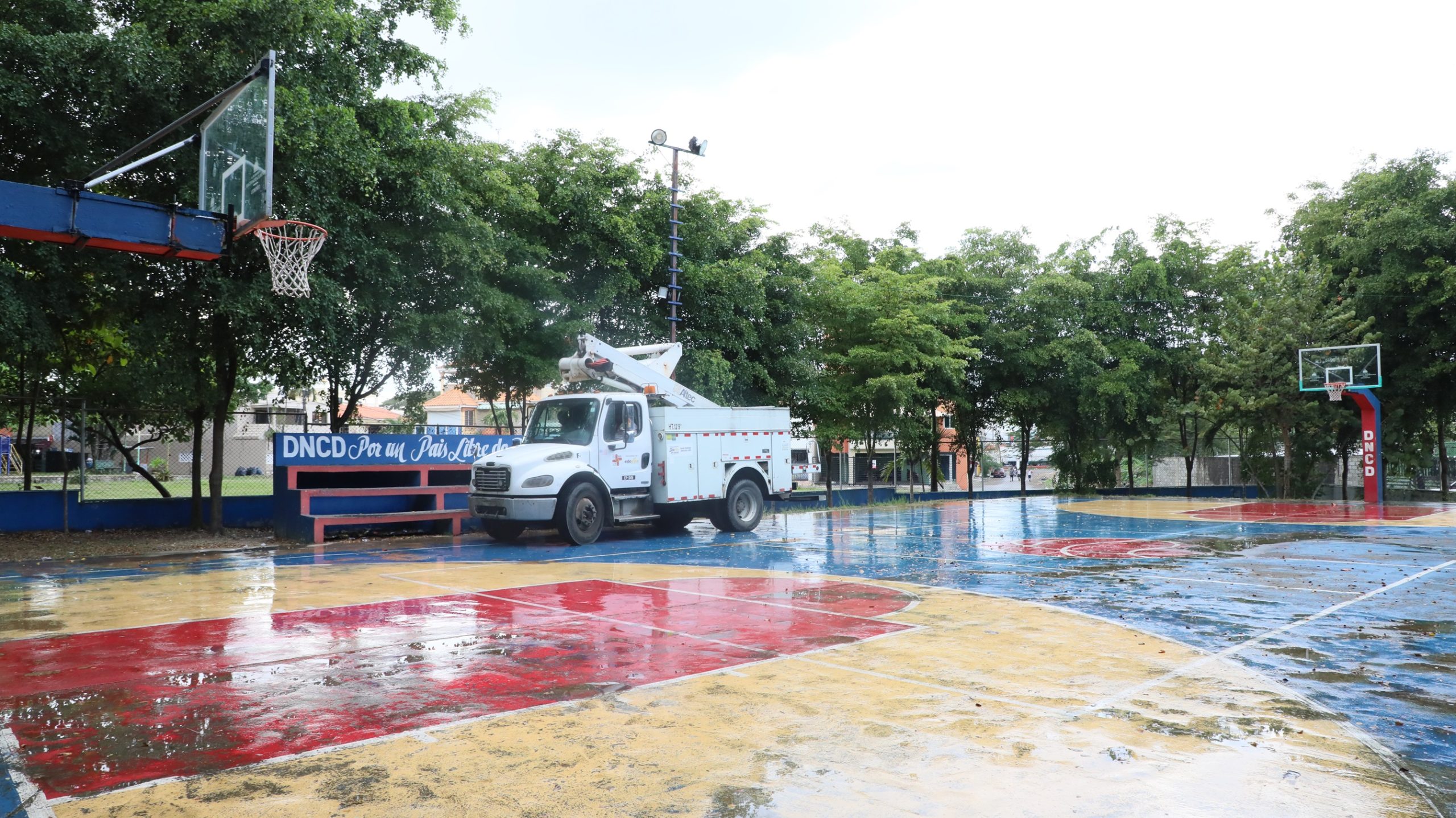 Edeeste ilumina cancha de baloncesto del Club Doña Idalia en Cancino Viejo