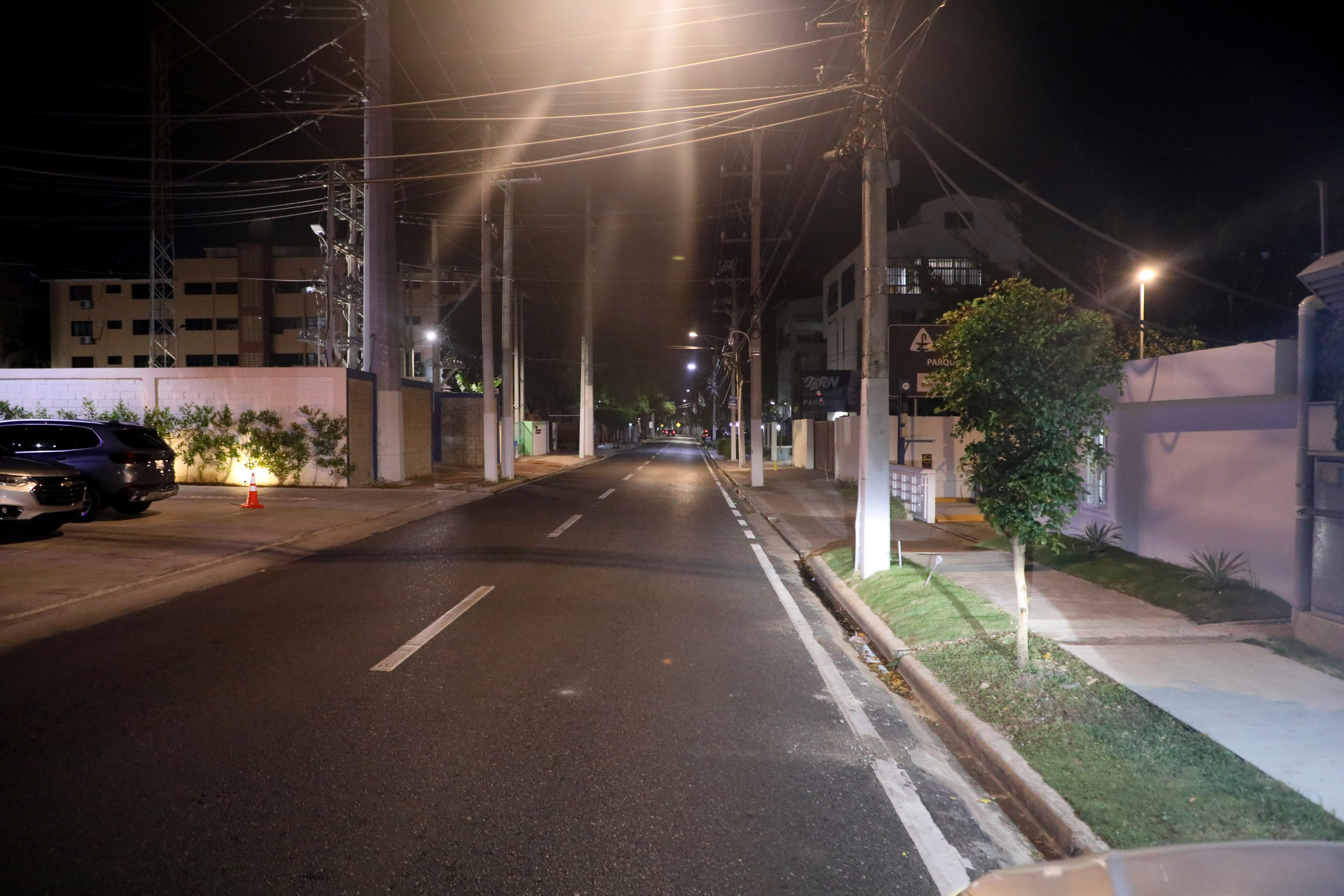 Edeeste aporta a seguridad ciudadana en Gazcue con instalación de luminarias