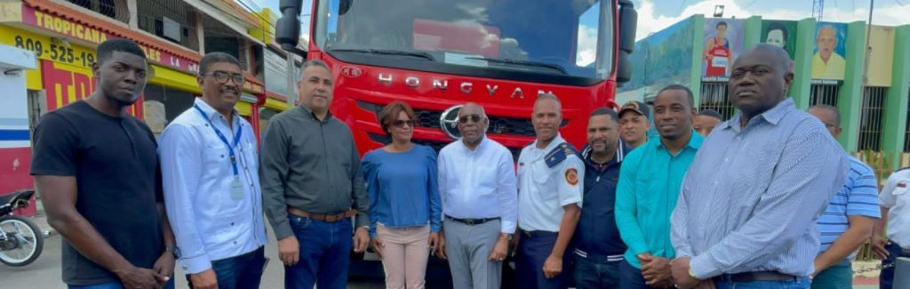 Edeeste entrega moderno camión de bomberos en Bayaguana