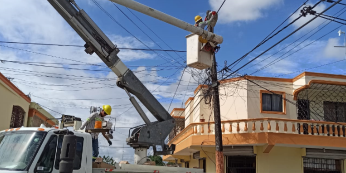 EDEEste y Alcaldía de Hato Mayor realizan jornada de instalación y reparación de lámparas