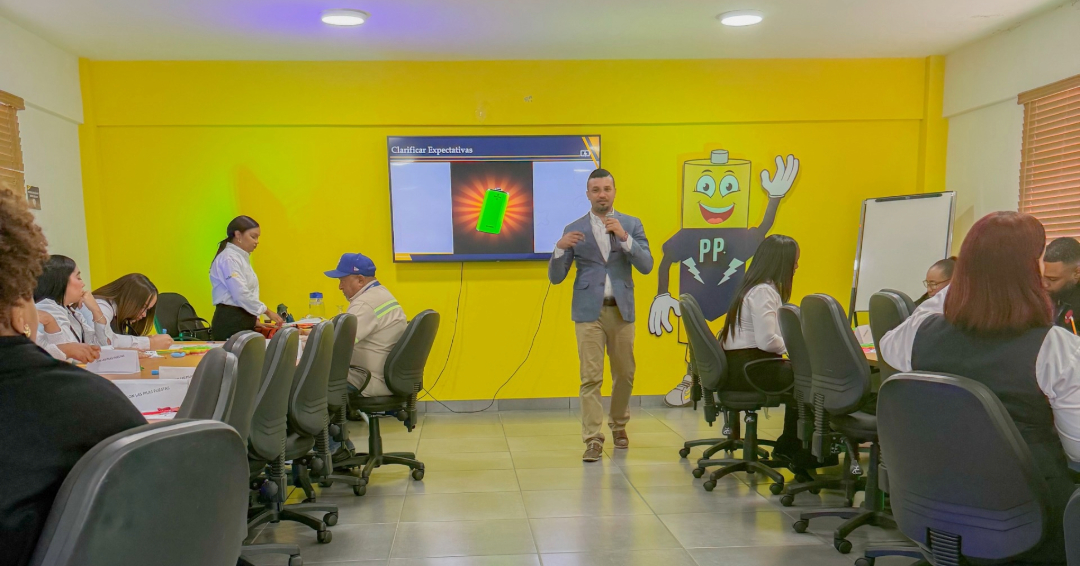 Edeeste fortalece cultura de servicio con taller “Con las pilas puestas”