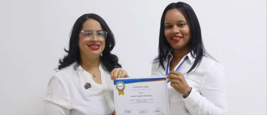 Edeeste fortalece la inclusión con segundo taller de lengua de señas para colaboradores a propósito del Mes del Sordo