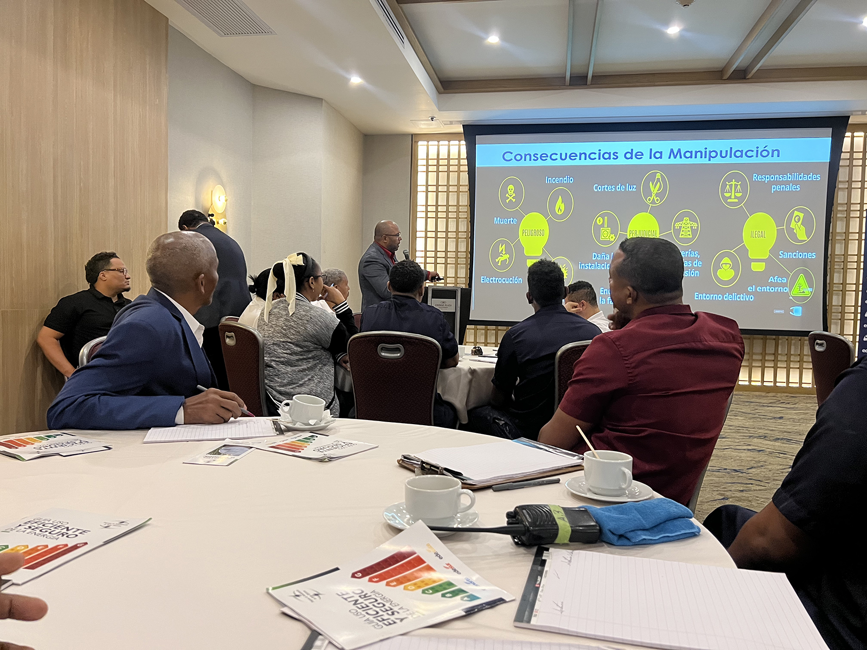Edeeste imparte charla sobre eficiencia energética a colaboradores del Hotel Crowne Plaza