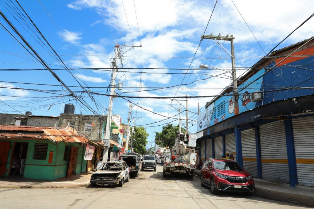 Edeeste desarrolla proyecto eléctrico para mejorar servicio en mercado de Los Mina