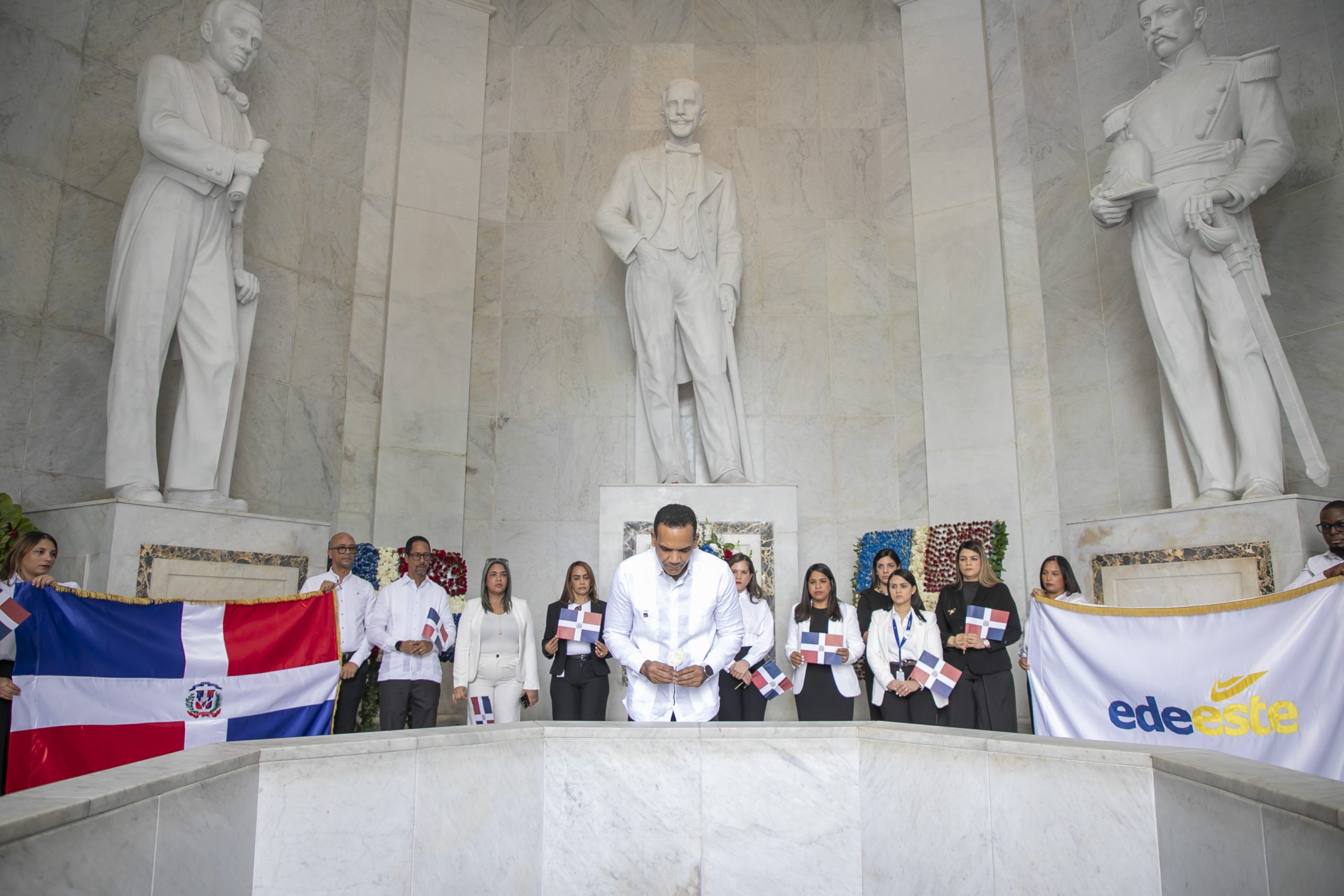 Edeeste deposita ofrenda floral en el Altar de la Patria por el 182 aniversario de la Independencia Nacional