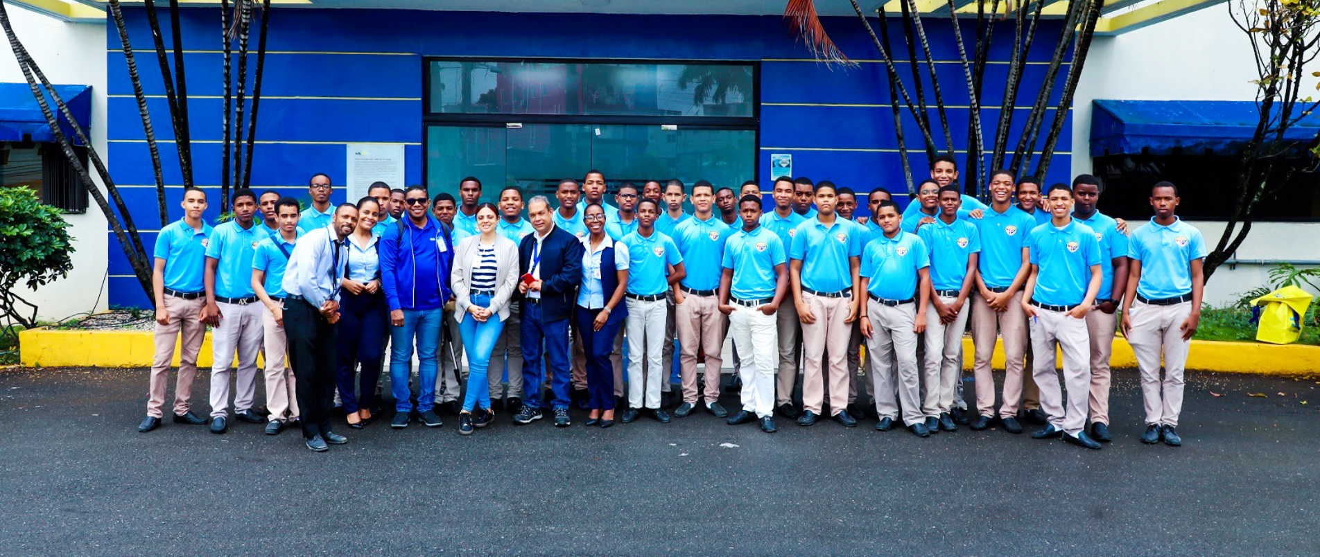Estudiantes realizan visita guiada por instalaciones de Edeeste