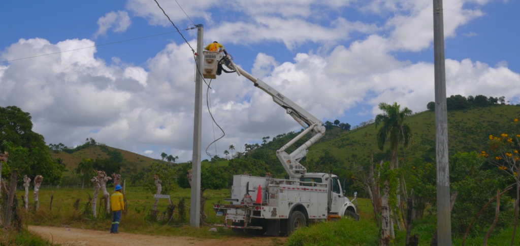 EDEEste instala redes eléctricas en Santana Bella, Higüey, beneficiando a decenas de familias