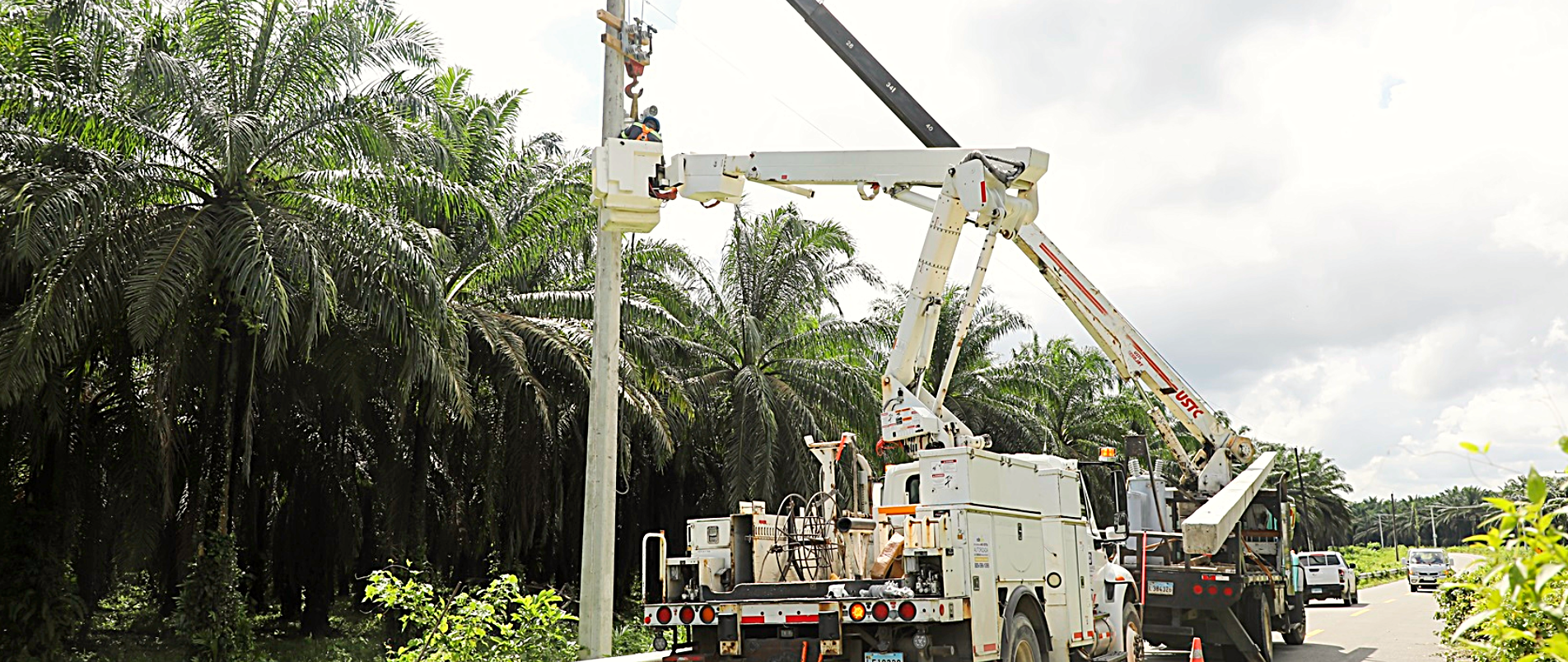 Edeeste mejora calidad del servicio eléctrico en Chirino, Monte Plata con instalación de nuevos reguladores de tensión