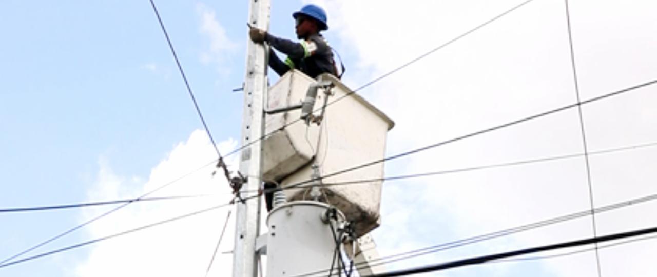 Edeeste continúa trabajos que mejoran el servicio eléctrico en Los Tres Brazos