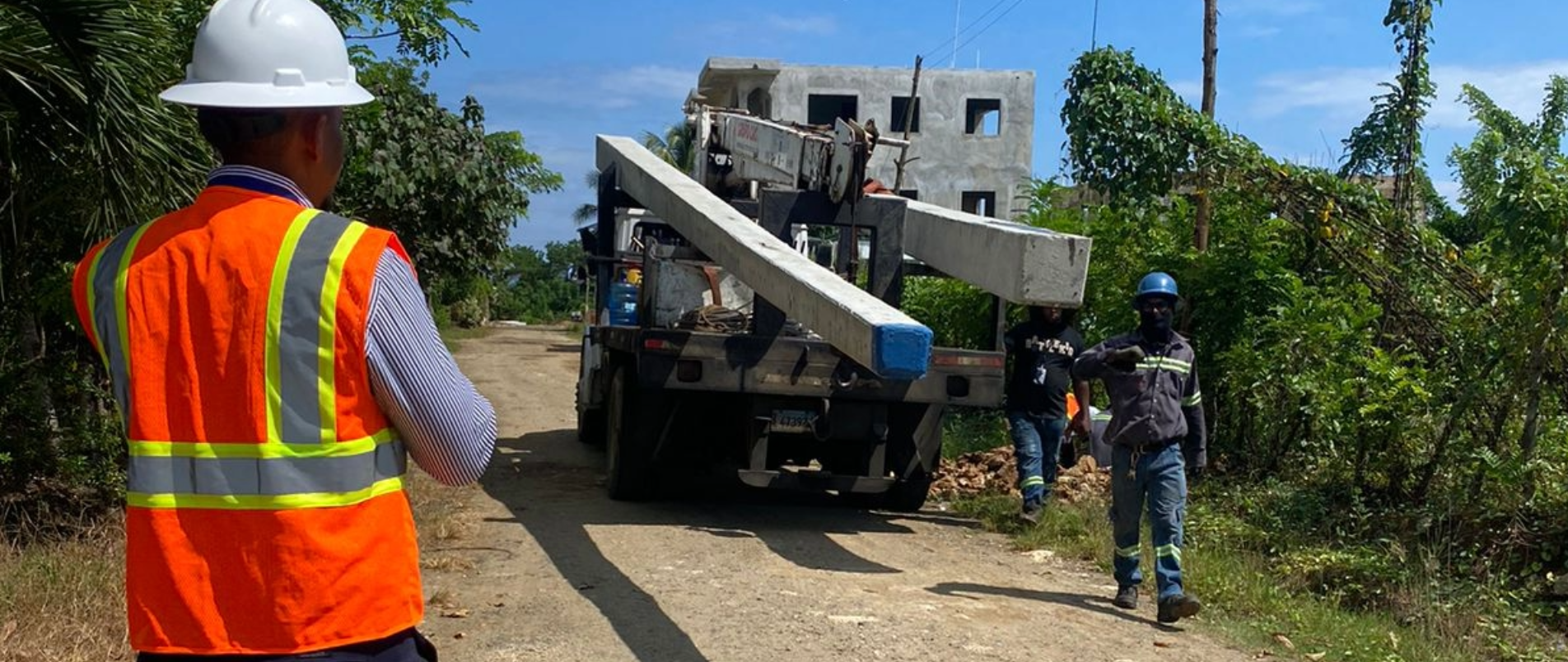 Edeeste inicia proyecto de electrificación en Brisas del Mar, Sabana de la Mar