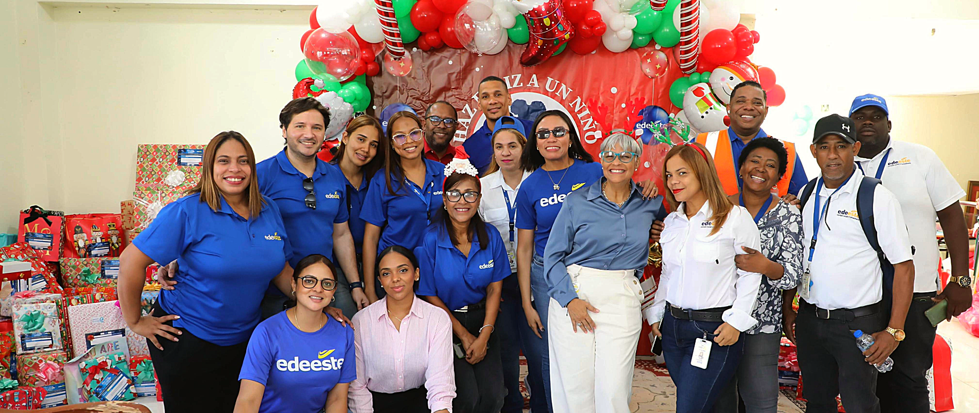 Colaboradores de Edeeste apadrinan con entrega de juguetes a niños del sector Capotillo