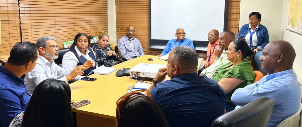 Edeeste sostiene encuentro con presidentes de juntas de vecinos de residenciales de la Av. Jacobo Majluta