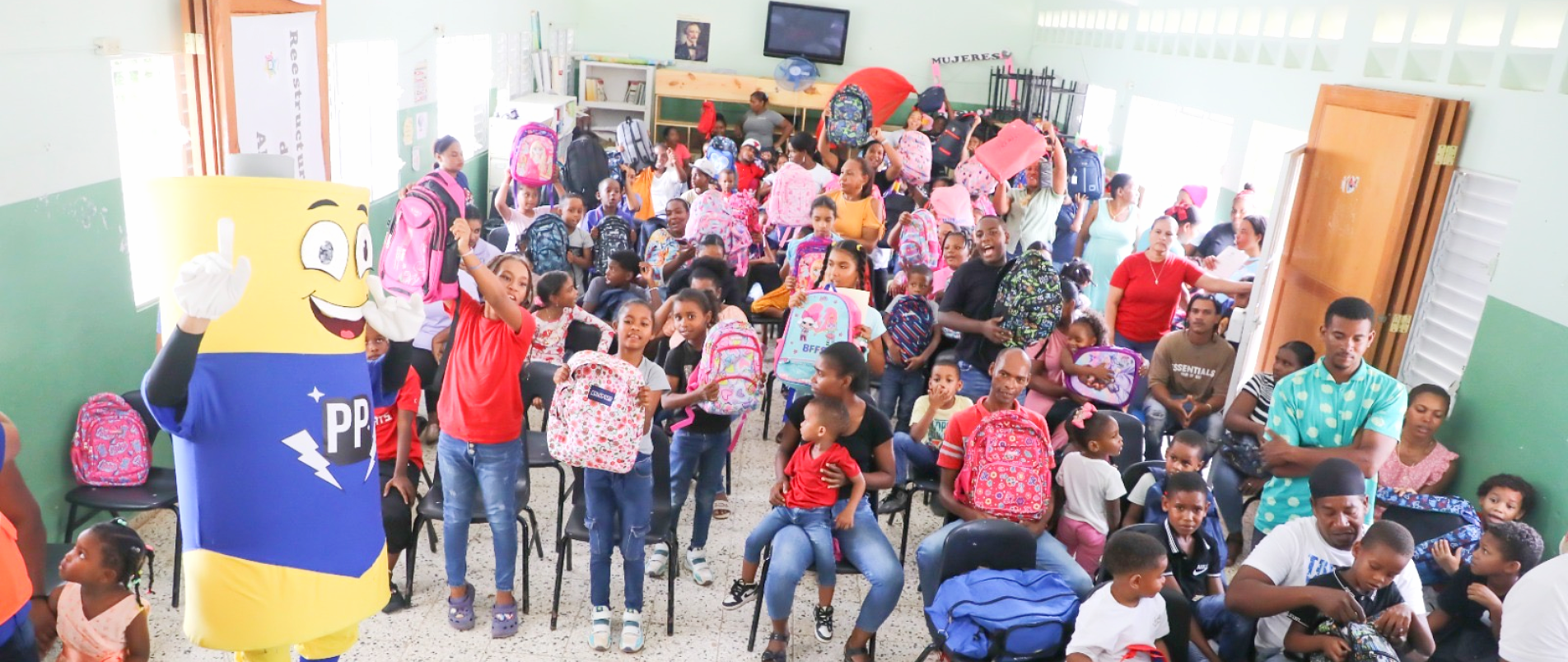 Colaboradores de Edeeste apadrinan niños de escasos recursos con entrega de útiles escolares