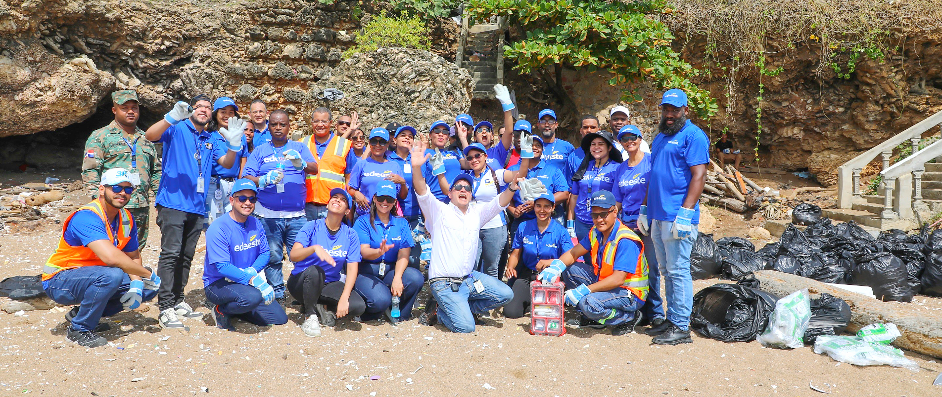 Colaboradores de Edeeste se unieron a la jornada del Día Mundial de Limpieza de Playas