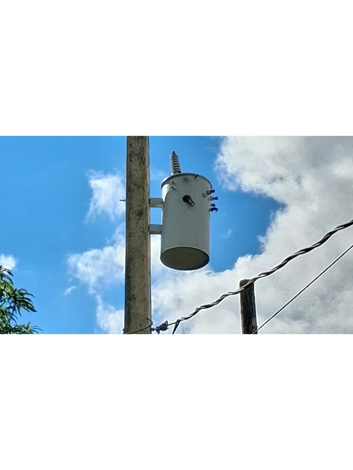 EDEESTE instala dos transformadores para mejorar el servicio eléctrico en el sector Dionisio, de Peralvillo