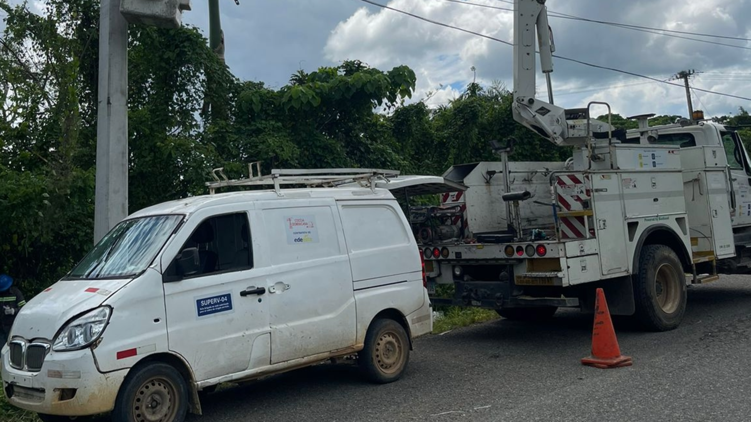 EDEEste instala reconectador en Antón Sánchez para fortalecer el servicio eléctrico en Monte Plata