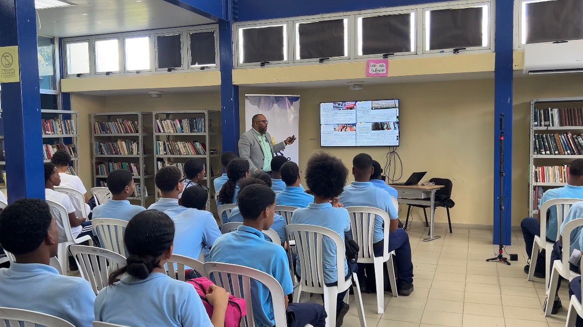Edeeste lleva charla de Eficiencia Energética a centro educativo en Guaricano