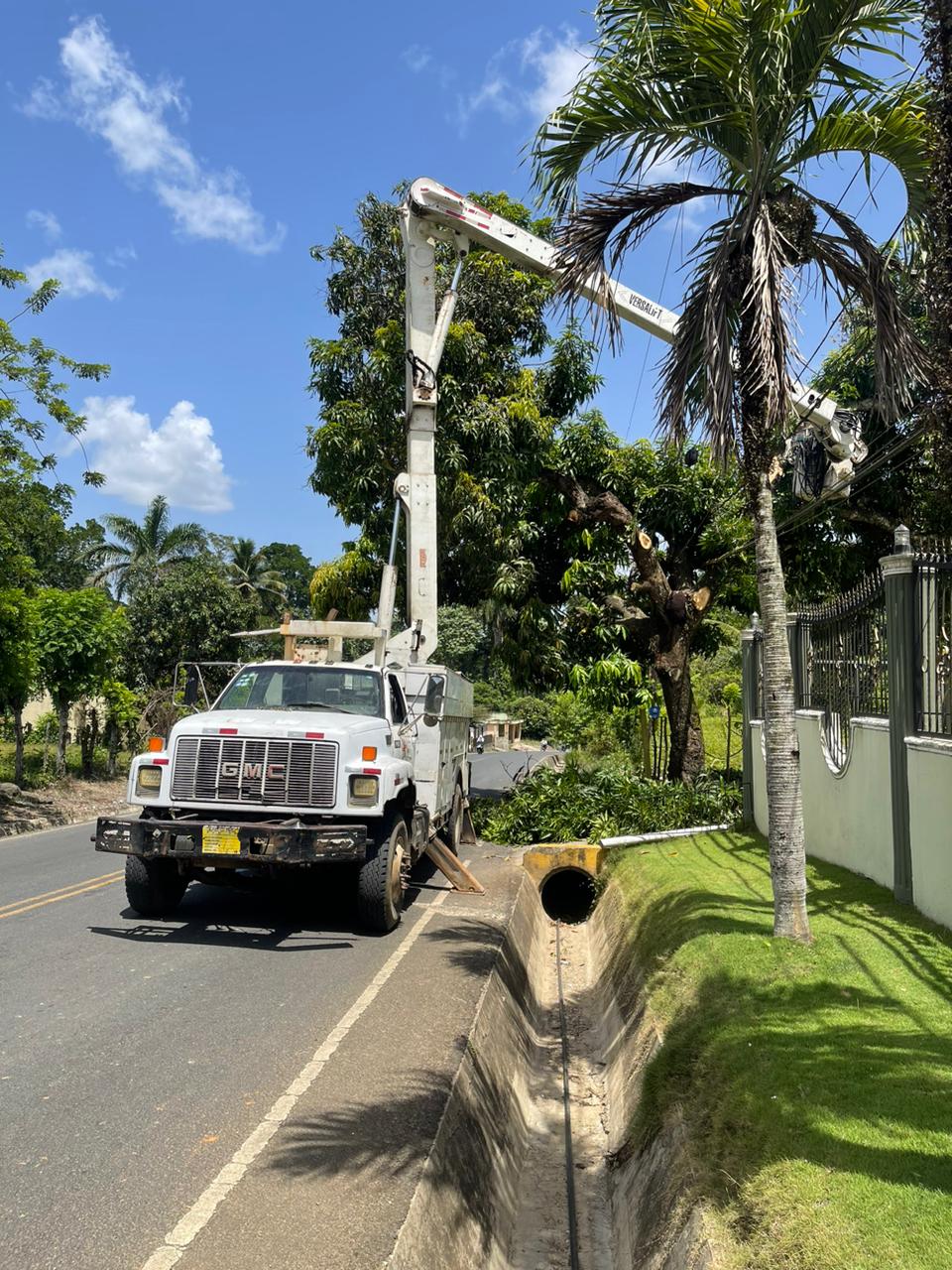 Edeeste continúa ejecutando trabajos de mejora del servicio eléctrico con mantenimientos preventivos y mejoras en las redes de Monte Plata