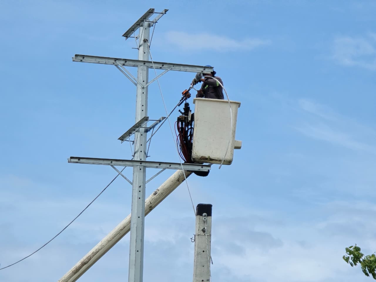EDEESTE ejecuta trabajos de reconfiguración de red y puesta en servicio de nuevos circuitos en La Caleta