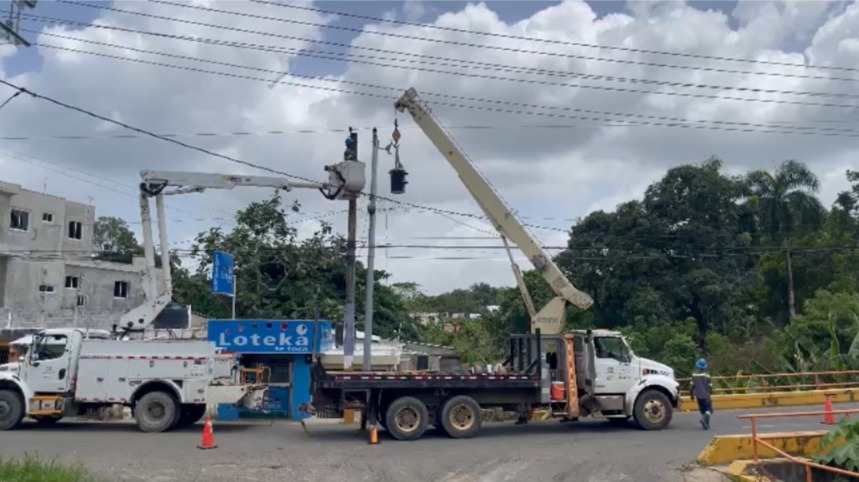 Edeeste robustece la estabilidad del servicio eléctrico con la instalación de nuevas redes y un transformador en el sector INVI de Yamasá