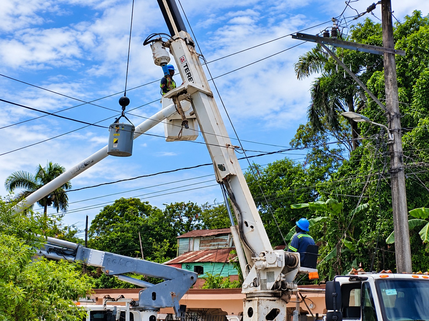 EDEESTE sustituye transformador de 50 kVA en Los Arroyos para fortalecer el servicio eléctrico