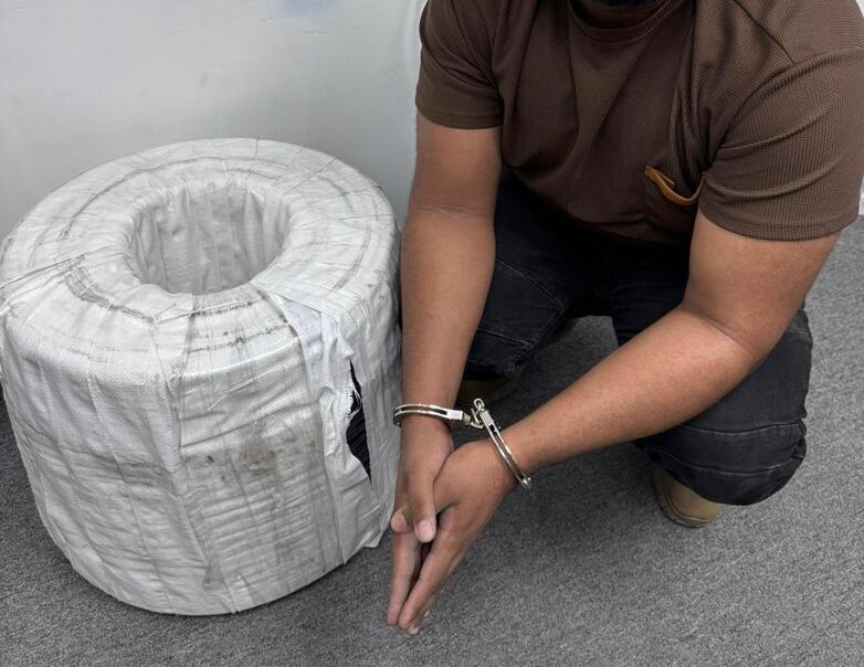 POLICÍA NACIONAL ARRESTA A HOMBRE POR ROBO CABLES ELECTRICOS PROPIEDAD DE EDEESTE 